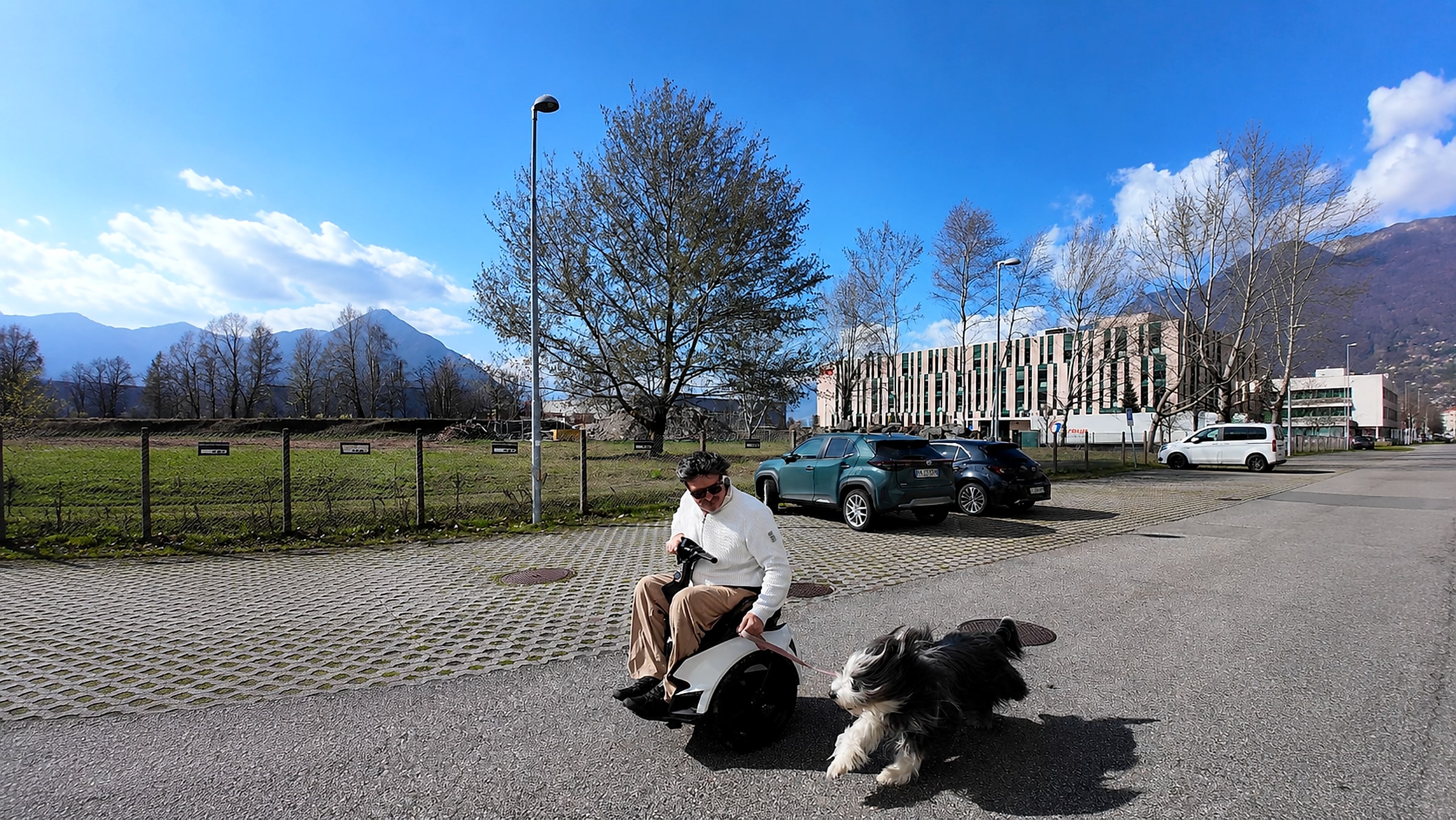 Paolo a passeggio con il cane su Genny Zero
